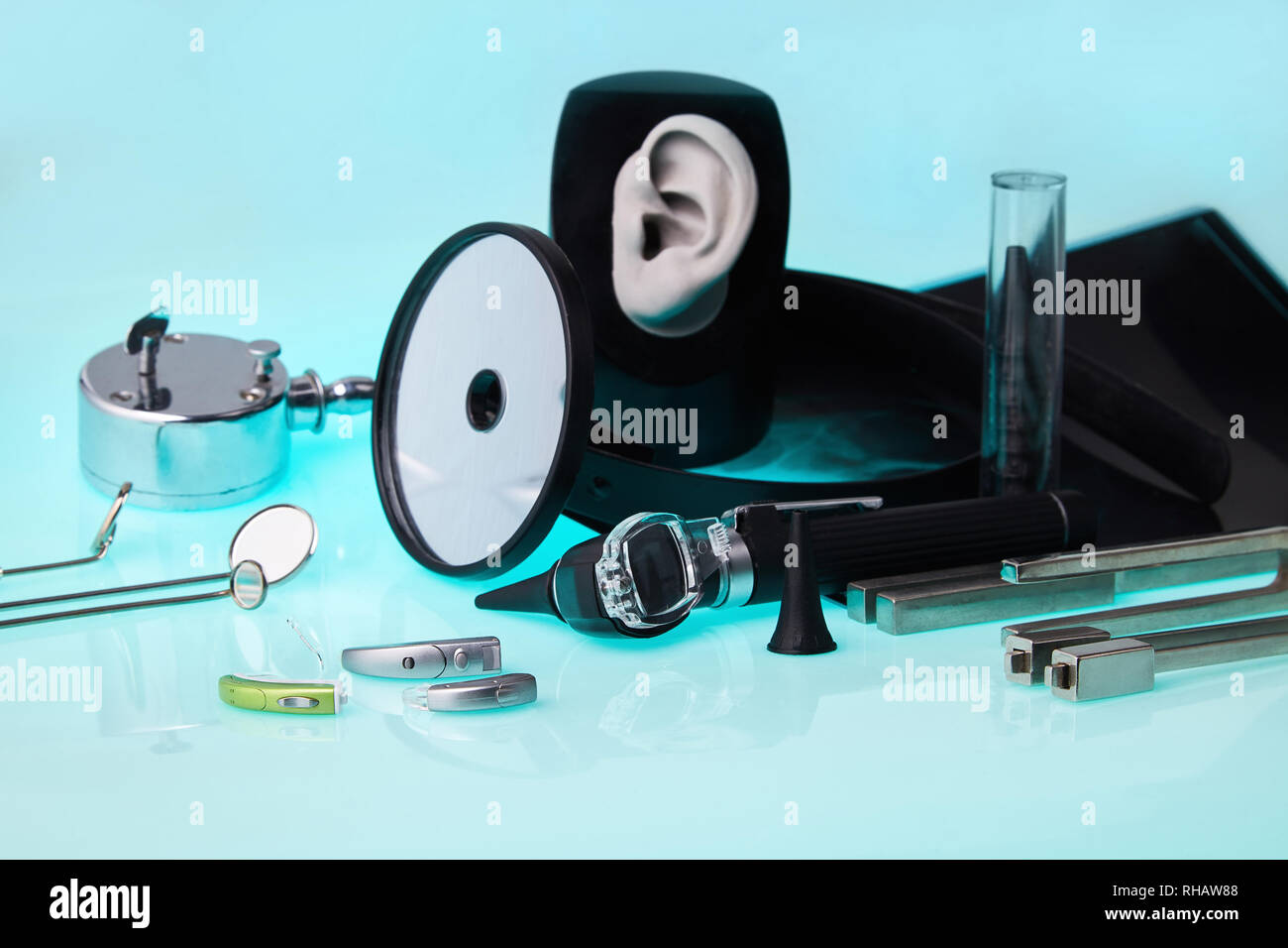 Appareils auditifs modernes sur fond outils ENT, soft focus Banque D'Images