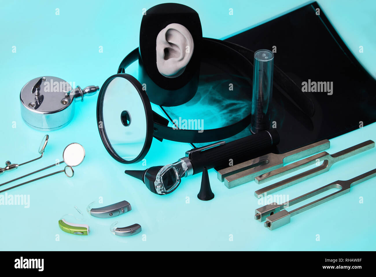 Appareils auditifs modernes sur fond outils ENT, soft focus Banque D'Images
