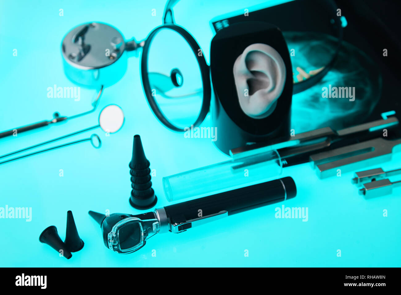 Appareils auditifs modernes sur fond outils ENT, soft focus Banque D'Images