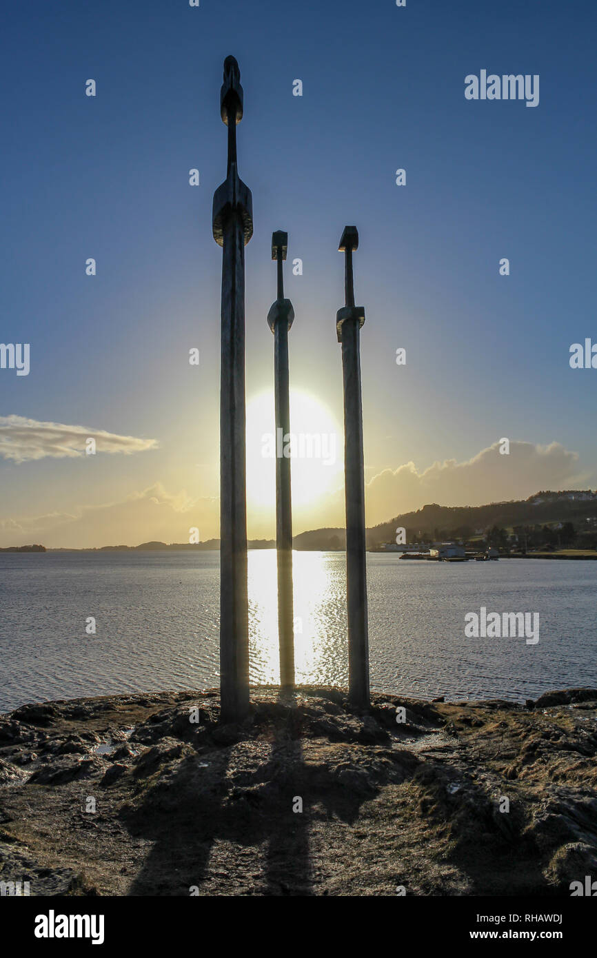 Trois épées en fer dans une roche, sverd i fjell pendant le coucher du soleil, Stavanger, Norvège Banque D'Images