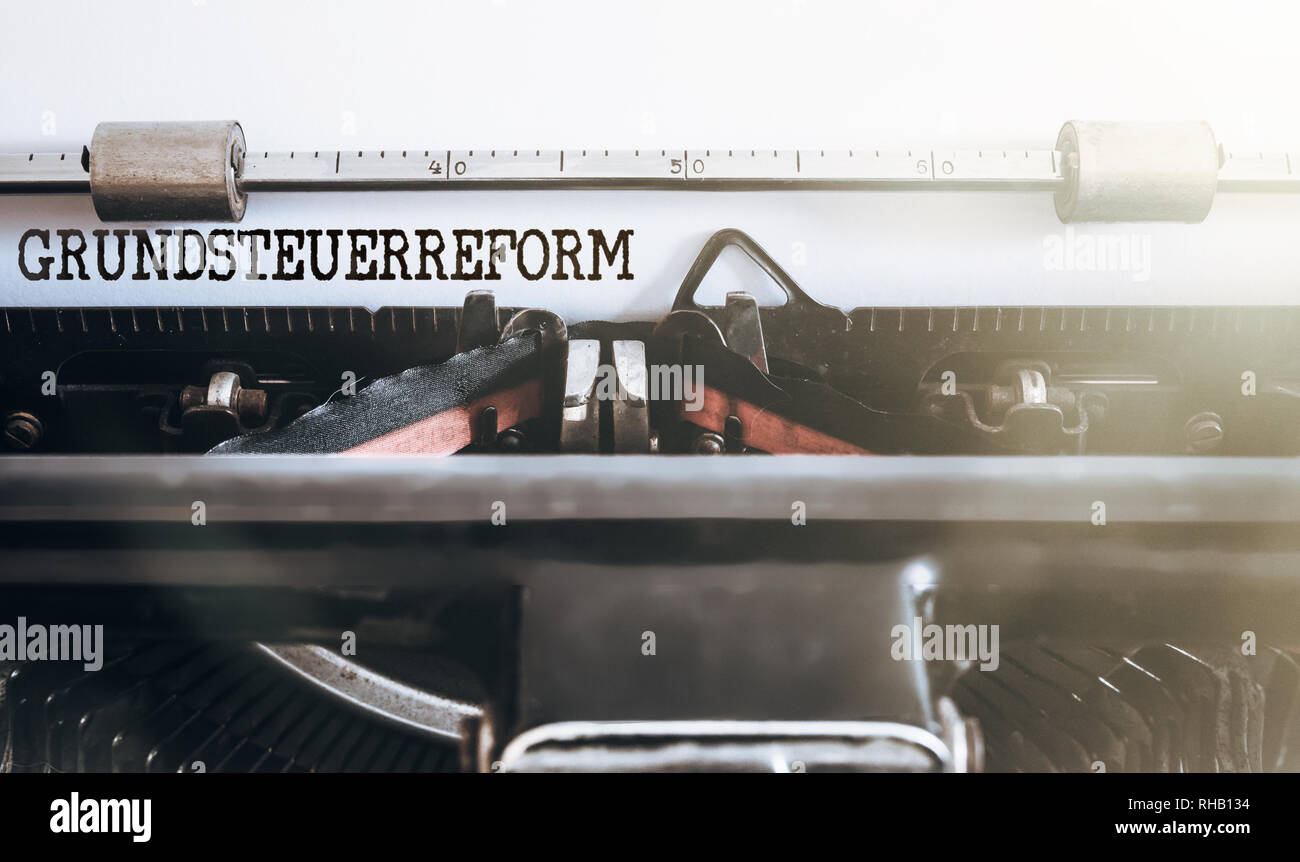 Mot allemand (Grundsteuerreform ou propriété) sur la réforme de l'impôt foncier écrit sur vieille machine à écrire Banque D'Images