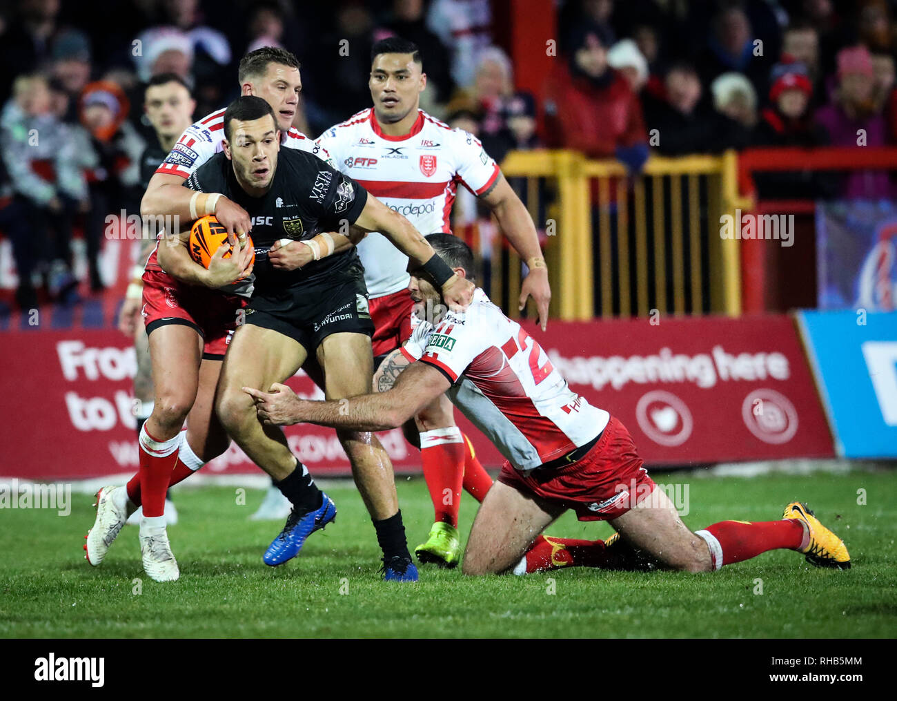 Hull FC, Carlos Tuimavave sur la balle au cours de la Super League à Betfred Craven Park, Hull. Banque D'Images