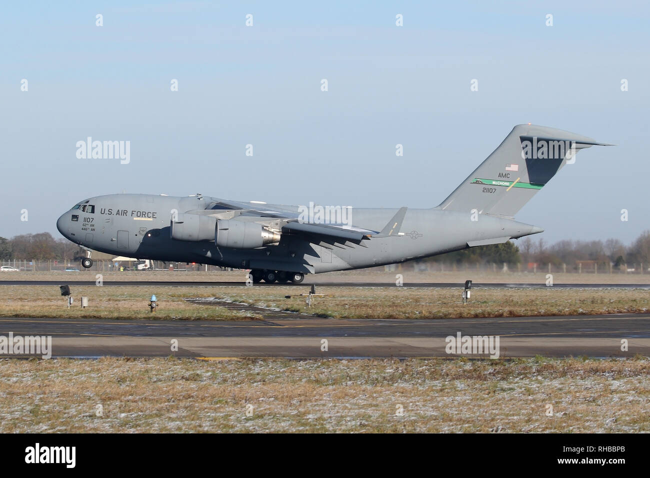 62e Airlift Wing C-17A Globemaster III de McChord AFB s'installer sur la piste à Mildenhall après détourner de sa destination originale. Banque D'Images