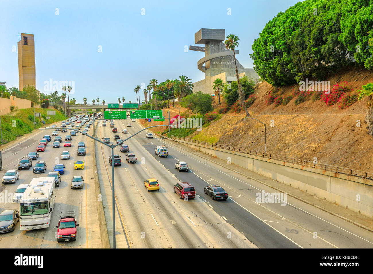 Los Angeles, CA, United States - 9 août 2018 : Vue aérienne de Los Angeles Hollywood Freeway et Santa Ana Fwy 101 scène de trafic. De la cathédrale et Banque D'Images