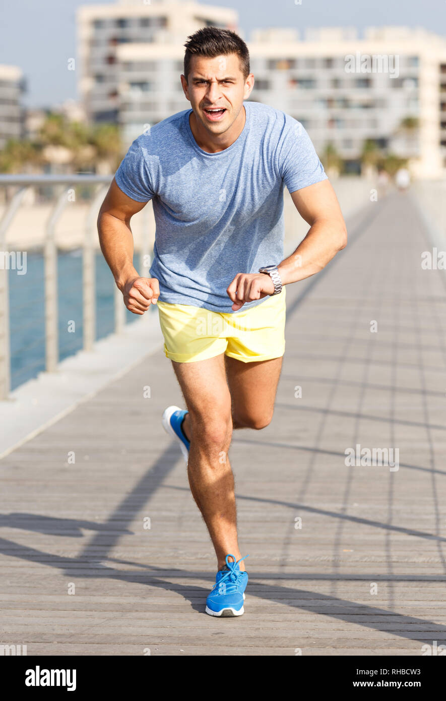 Contrôle de l'homme sportif résultats sur le sport fitness tracker armband après séance d'entraînement Banque D'Images