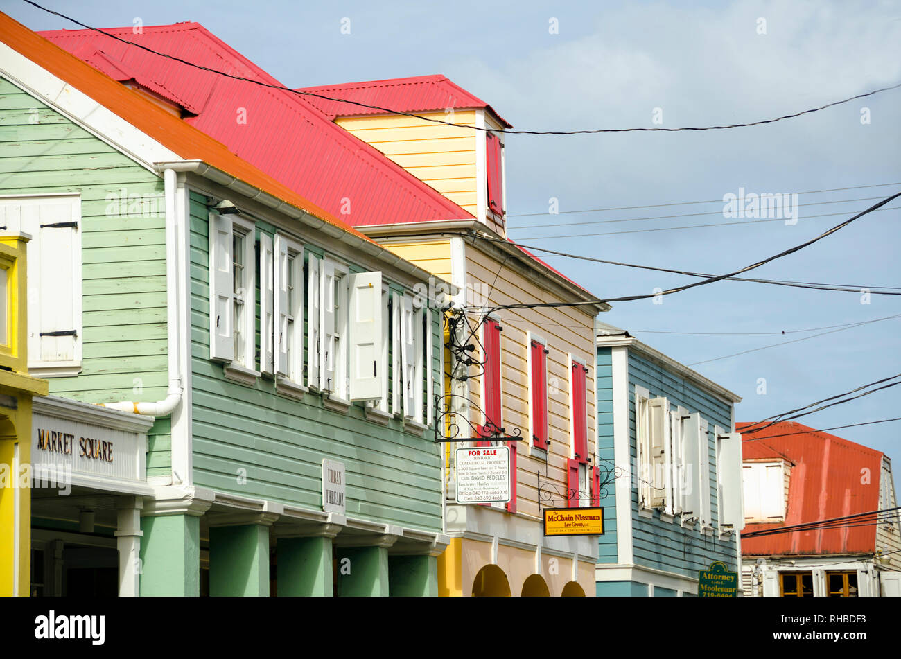 Architecture colorée avec un enchevêtrement de fils électriques traversant la rue, Christiansted, Saint Croix, îles Vierges américaines Banque D'Images