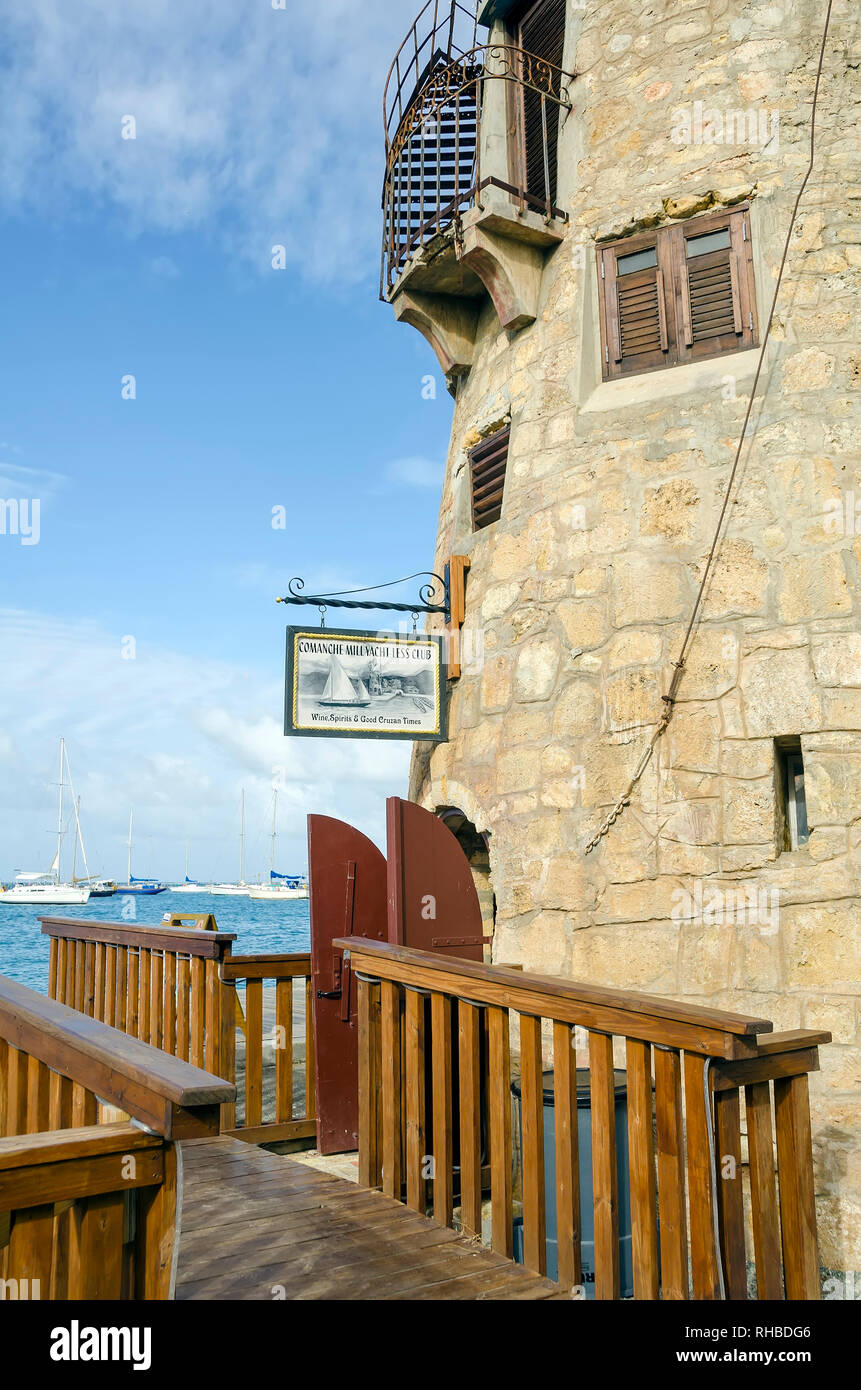 Comanche Mill Yacht-club moins signe pour restaurant et bar sur la promenade de Christiansted, Saint Croix,U.S. Îles vierges britanniques Banque D'Images