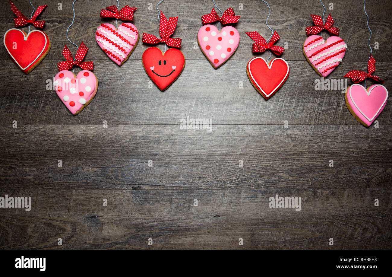 Les cookies en forme de cœur sur un fond de bois rustique, d'une Saint Valentin. Valentines Day background Banque D'Images