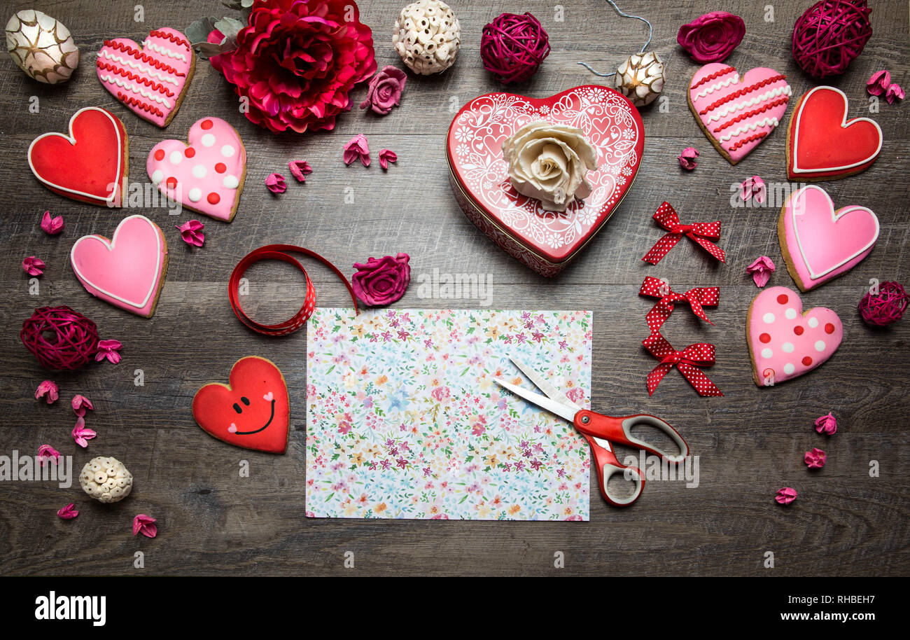 Les cookies en forme de cœur sur un fond de bois rustique, d'une Saint Valentin. Valentines Day background Banque D'Images