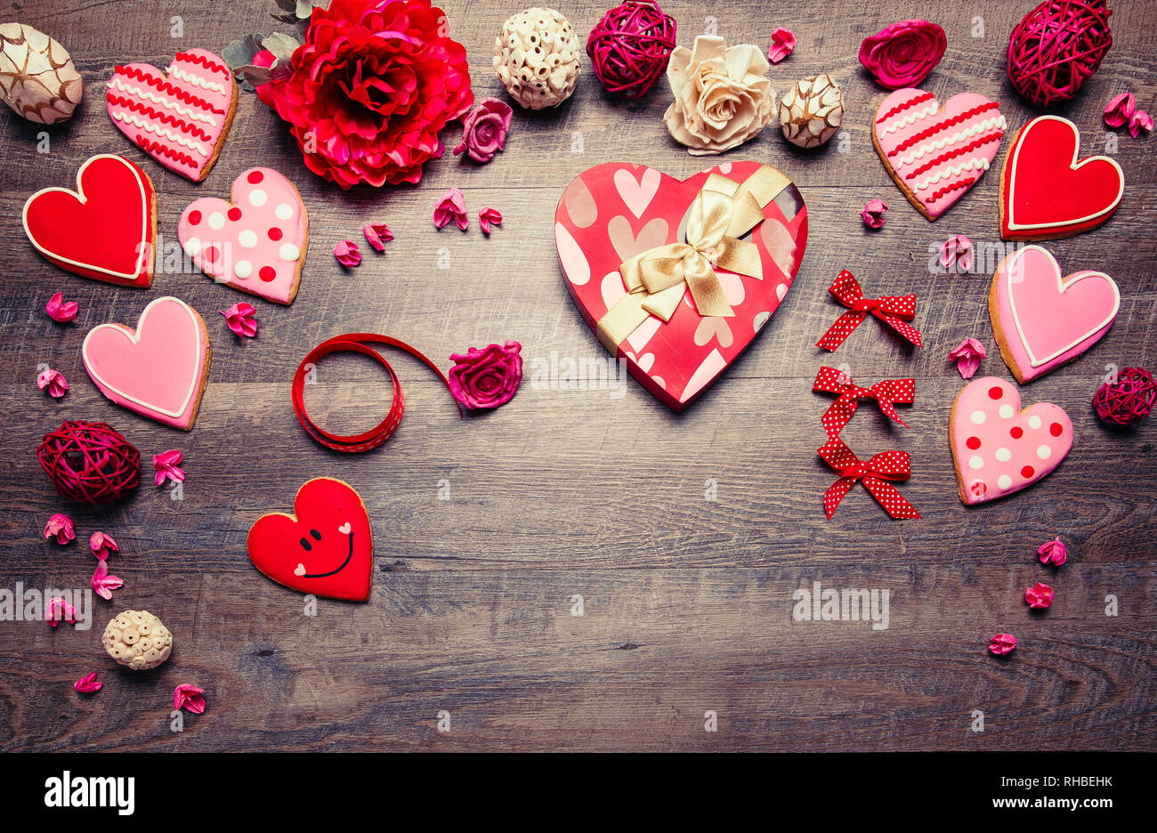 Les cookies en forme de cœur sur un fond de bois rustique, d'une Saint Valentin. Valentines Day background Banque D'Images