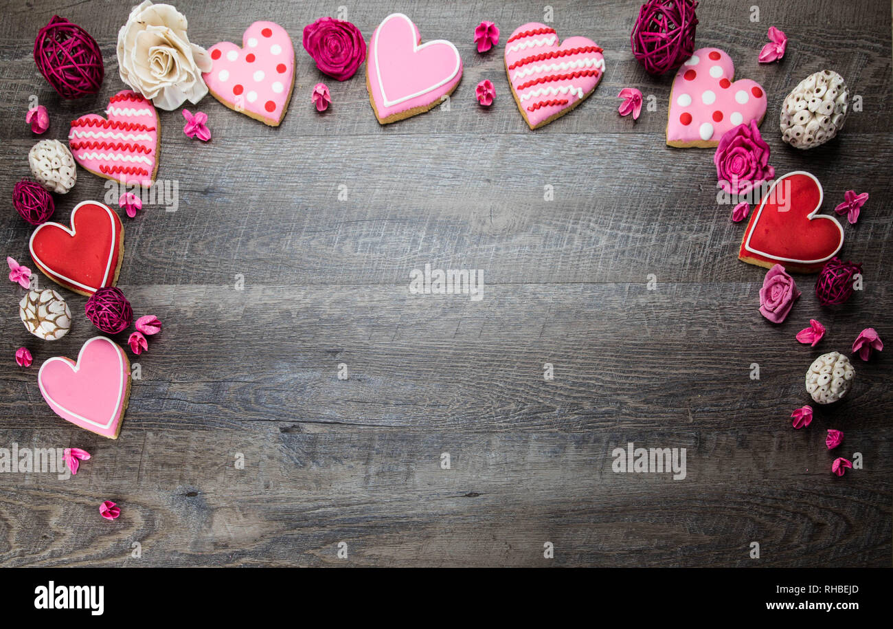 Les cookies en forme de cœur sur un fond de bois rustique, d'une Saint Valentin. Valentines Day background Banque D'Images