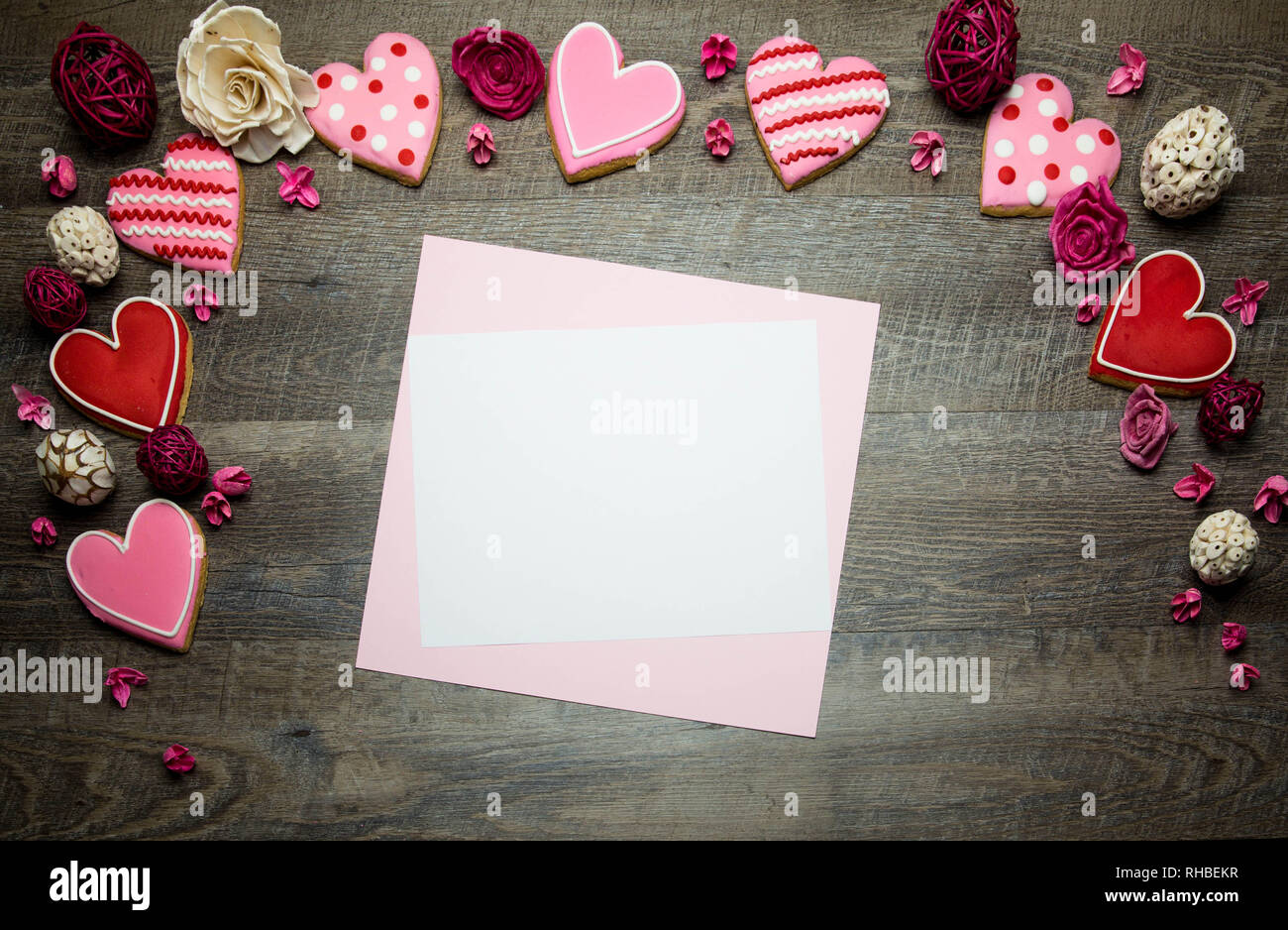 Les cookies en forme de cœur sur un fond de bois rustique, d'une Saint Valentin. Valentines Day background Banque D'Images