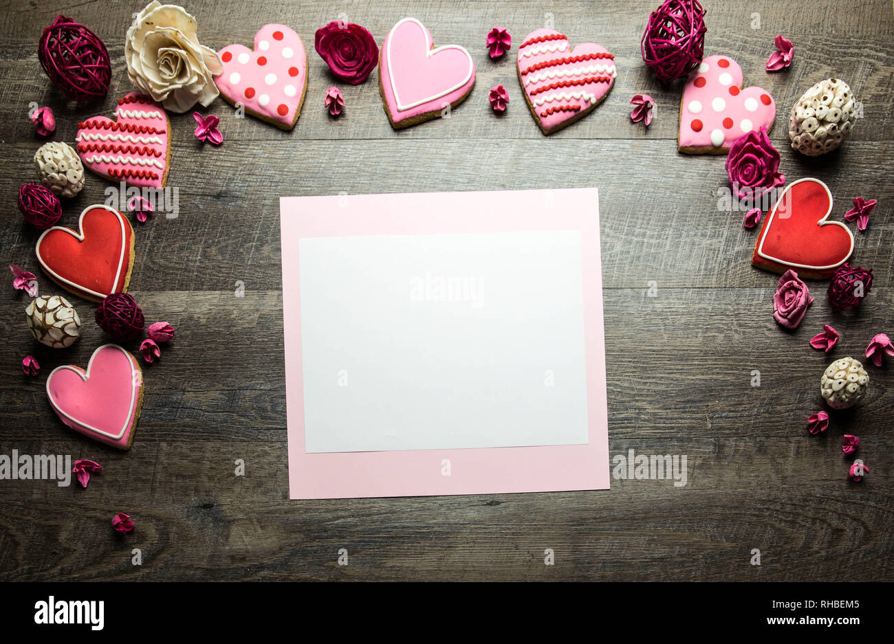 Les cookies en forme de cœur sur un fond de bois rustique, d'une Saint Valentin. Valentines Day background Banque D'Images