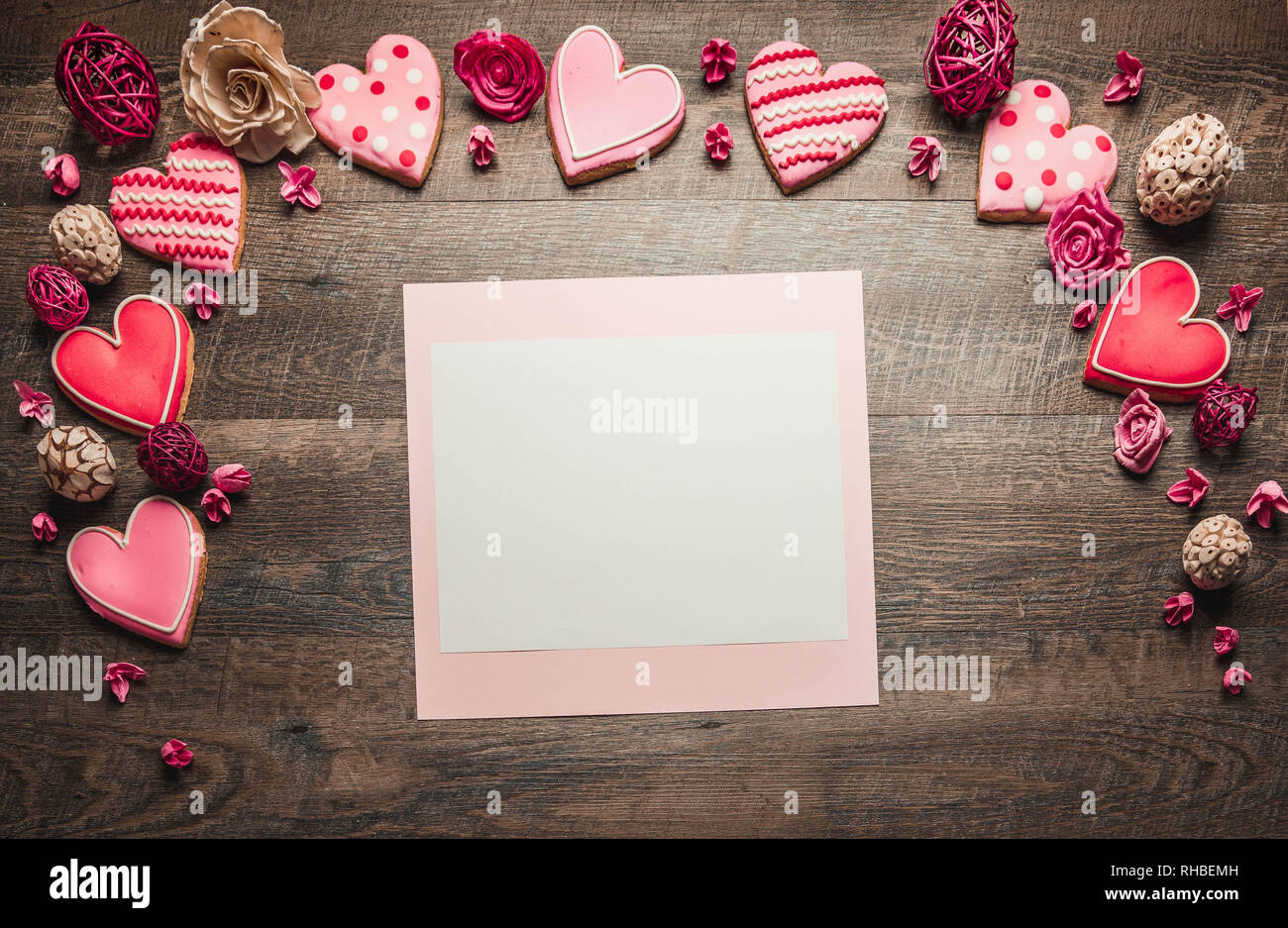 Les cookies en forme de cœur sur un fond de bois rustique, d'une Saint Valentin. Valentines Day background Banque D'Images