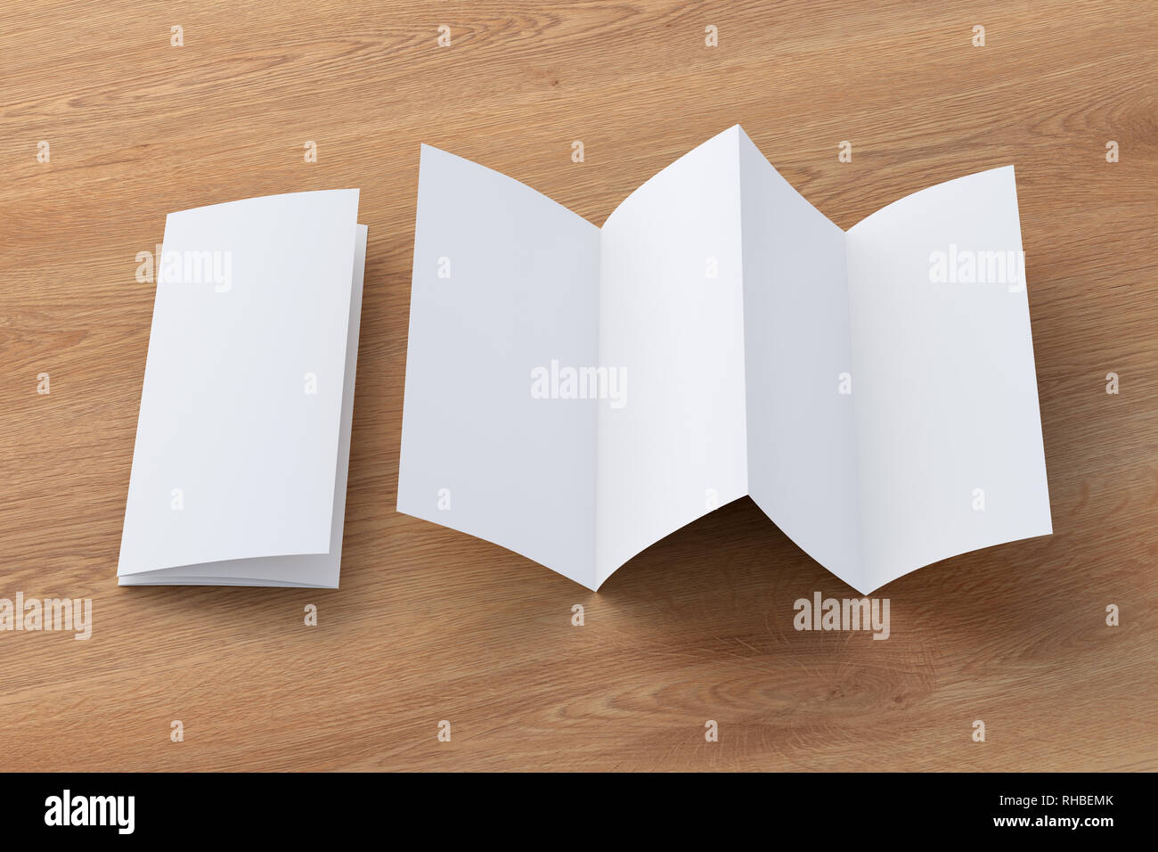 Dépliant de papier plié vierge sur fond en bois. Huit pages, quatre panneaux Banque D'Images