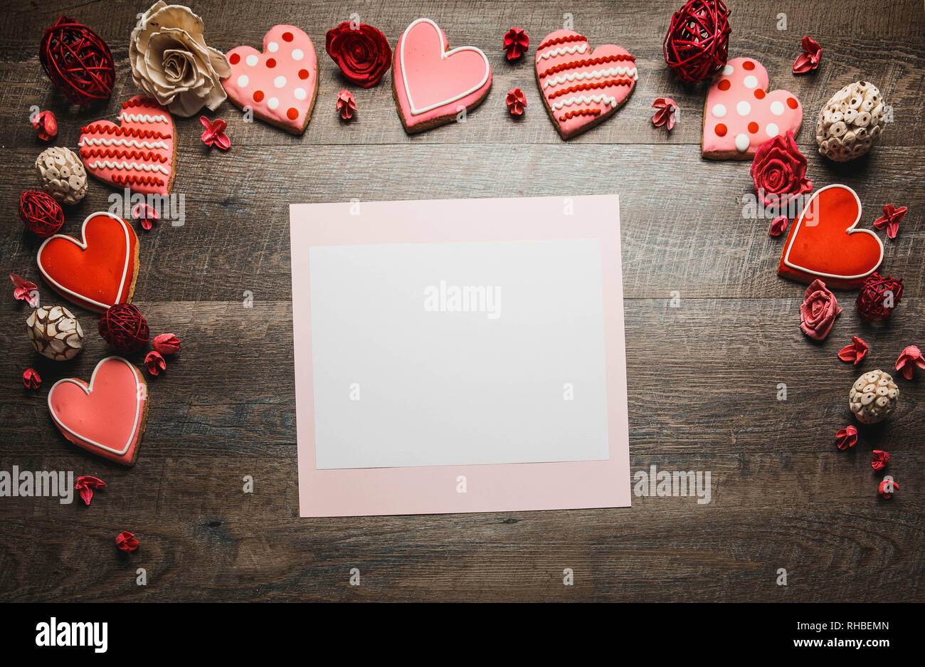 Les cookies en forme de cœur sur un fond de bois rustique, d'une Saint Valentin. Valentines Day background Banque D'Images