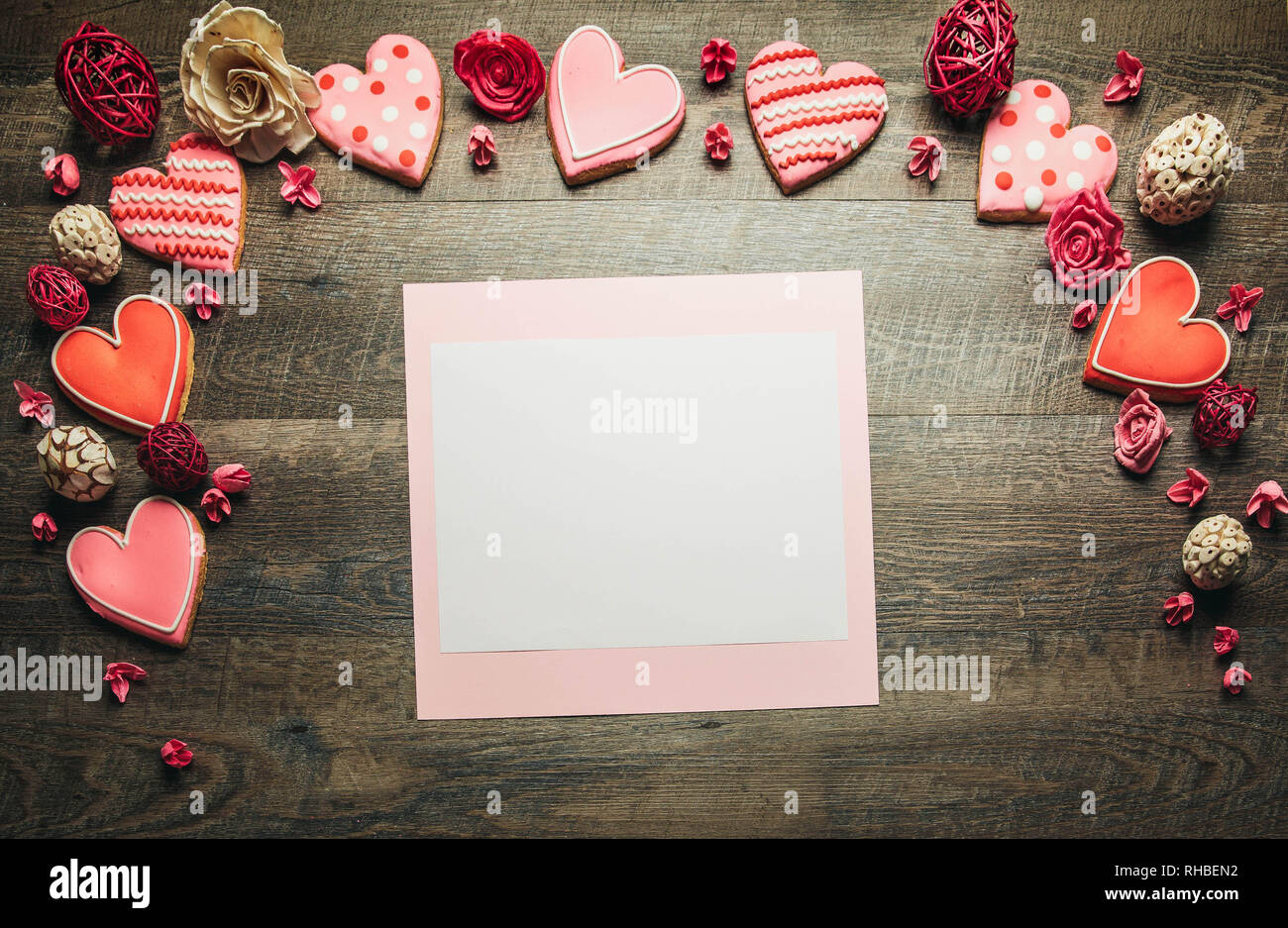 Les cookies en forme de cœur sur un fond de bois rustique, d'une Saint Valentin. Valentines Day background Banque D'Images