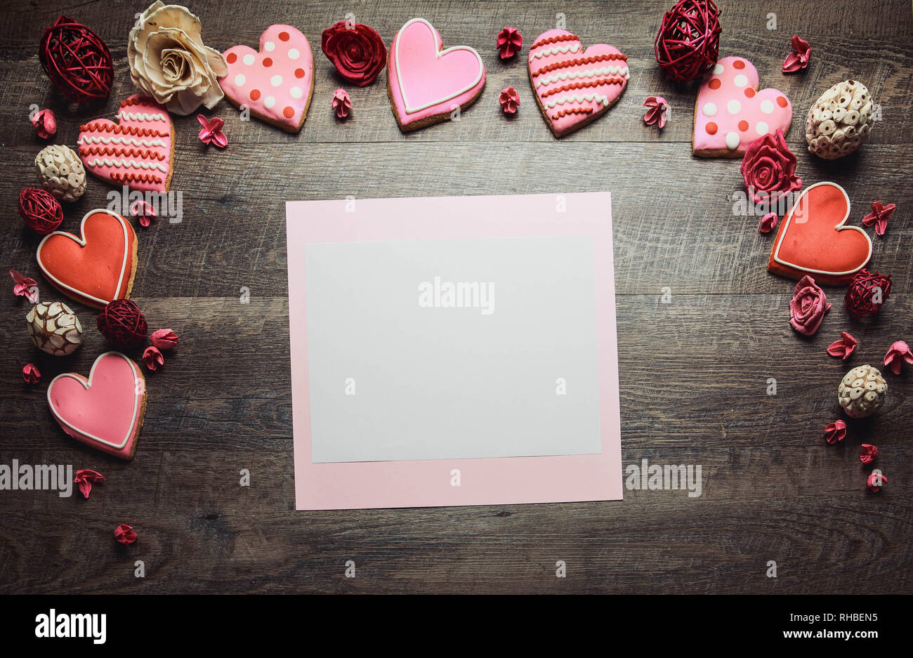 Les cookies en forme de cœur sur un fond de bois rustique, d'une Saint Valentin. Valentines Day background Banque D'Images