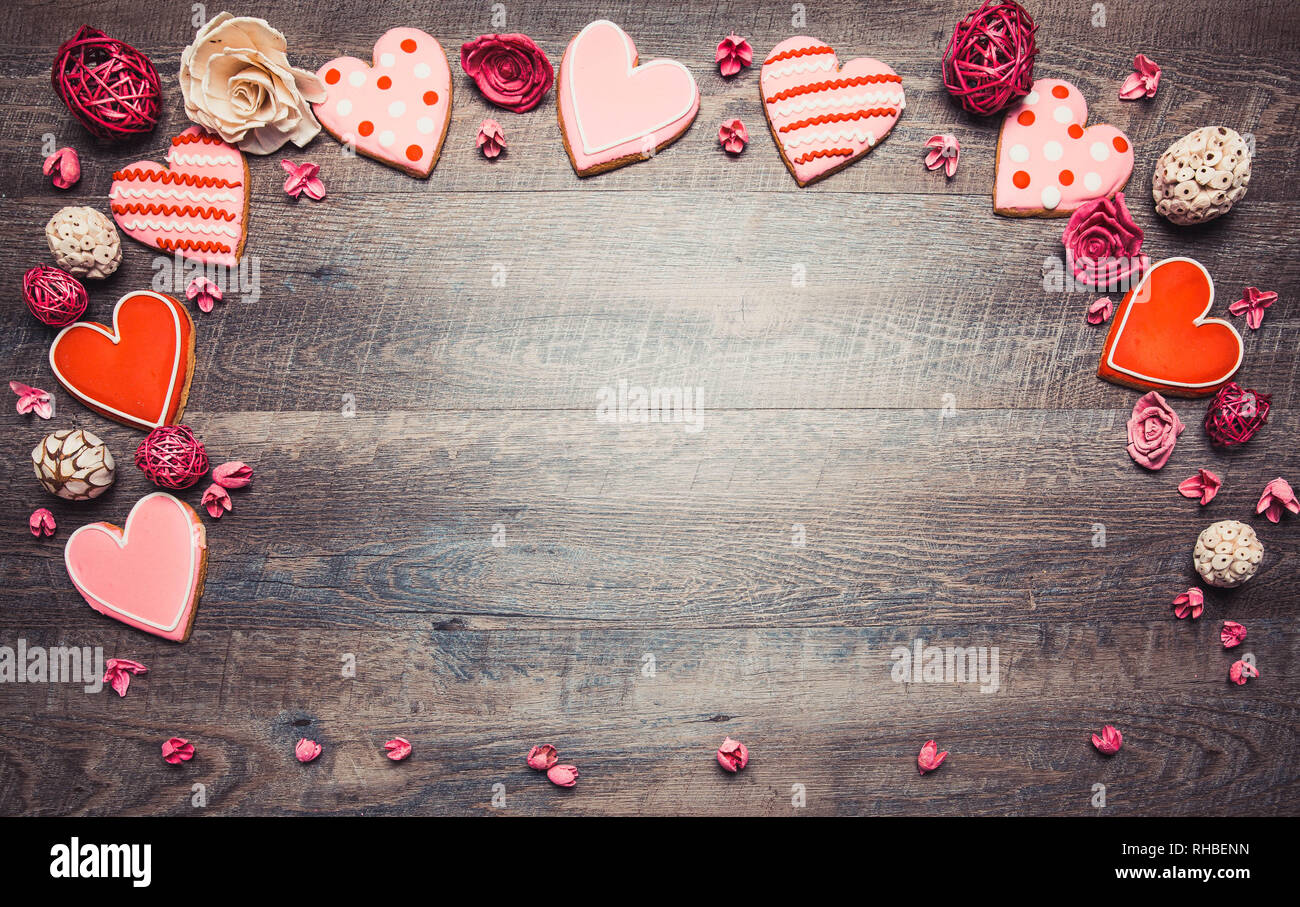 Les cookies en forme de cœur sur un fond de bois rustique, d'une Saint Valentin. Valentines Day background Banque D'Images