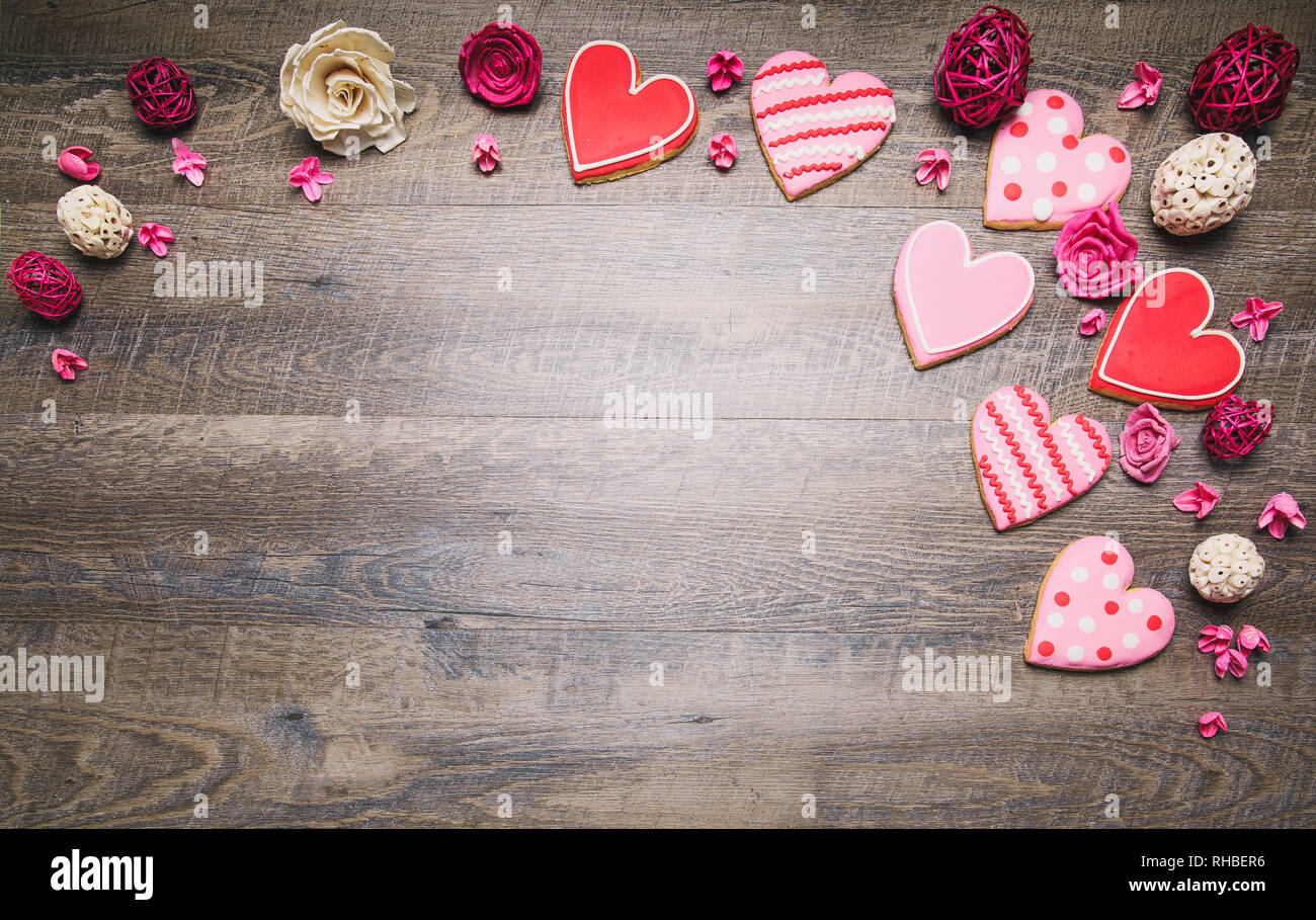 Les cookies en forme de cœur sur un fond de bois rustique, d'une Saint Valentin. Valentines Day background Banque D'Images