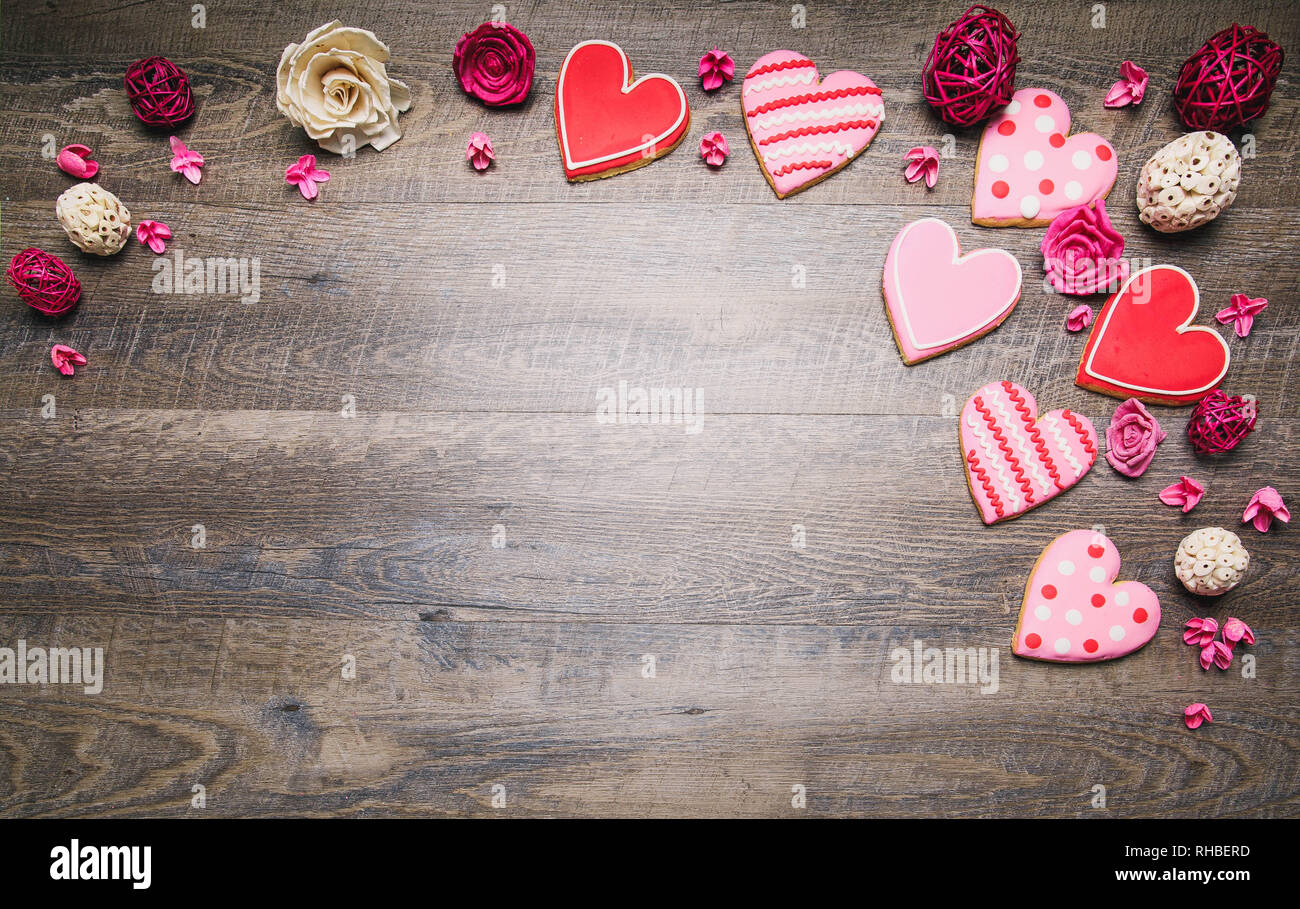 Les cookies en forme de cœur sur un fond de bois rustique, d'une Saint Valentin. Valentines Day background Banque D'Images