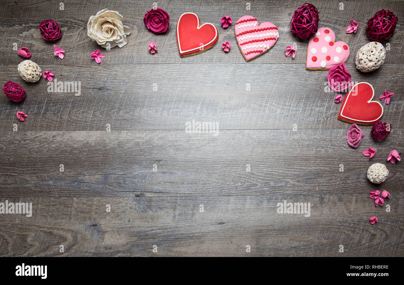 Les cookies en forme de cœur sur un fond de bois rustique, d'une Saint Valentin. Valentines Day background Banque D'Images