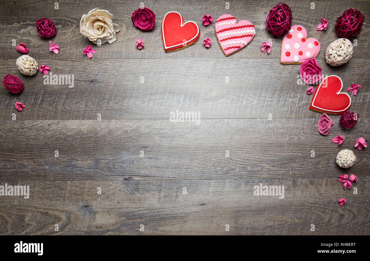 Les cookies en forme de cœur sur un fond de bois rustique, d'une Saint Valentin. Valentines Day background Banque D'Images