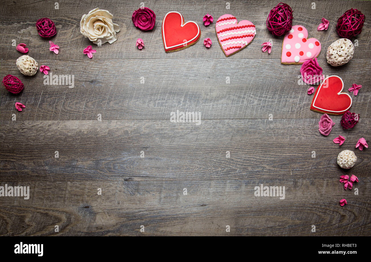 Les cookies en forme de cœur sur un fond de bois rustique, d'une Saint Valentin. Valentines Day background Banque D'Images