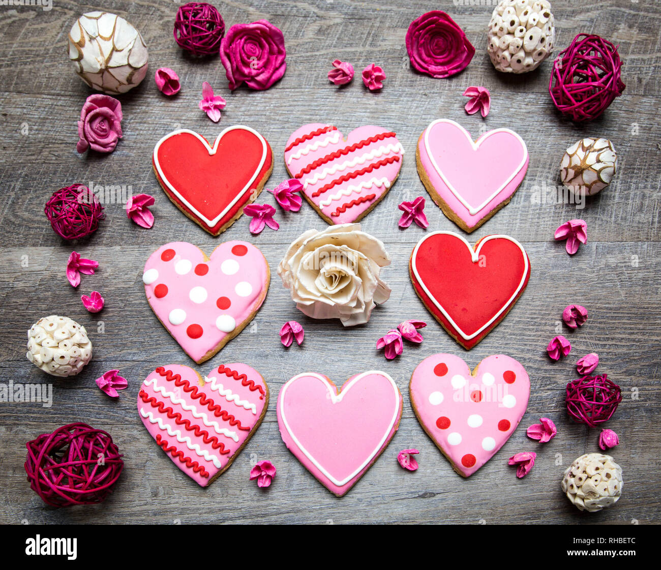 Les cookies en forme de cœur sur un fond de bois rustique, d'une Saint Valentin. Valentines Day background Banque D'Images