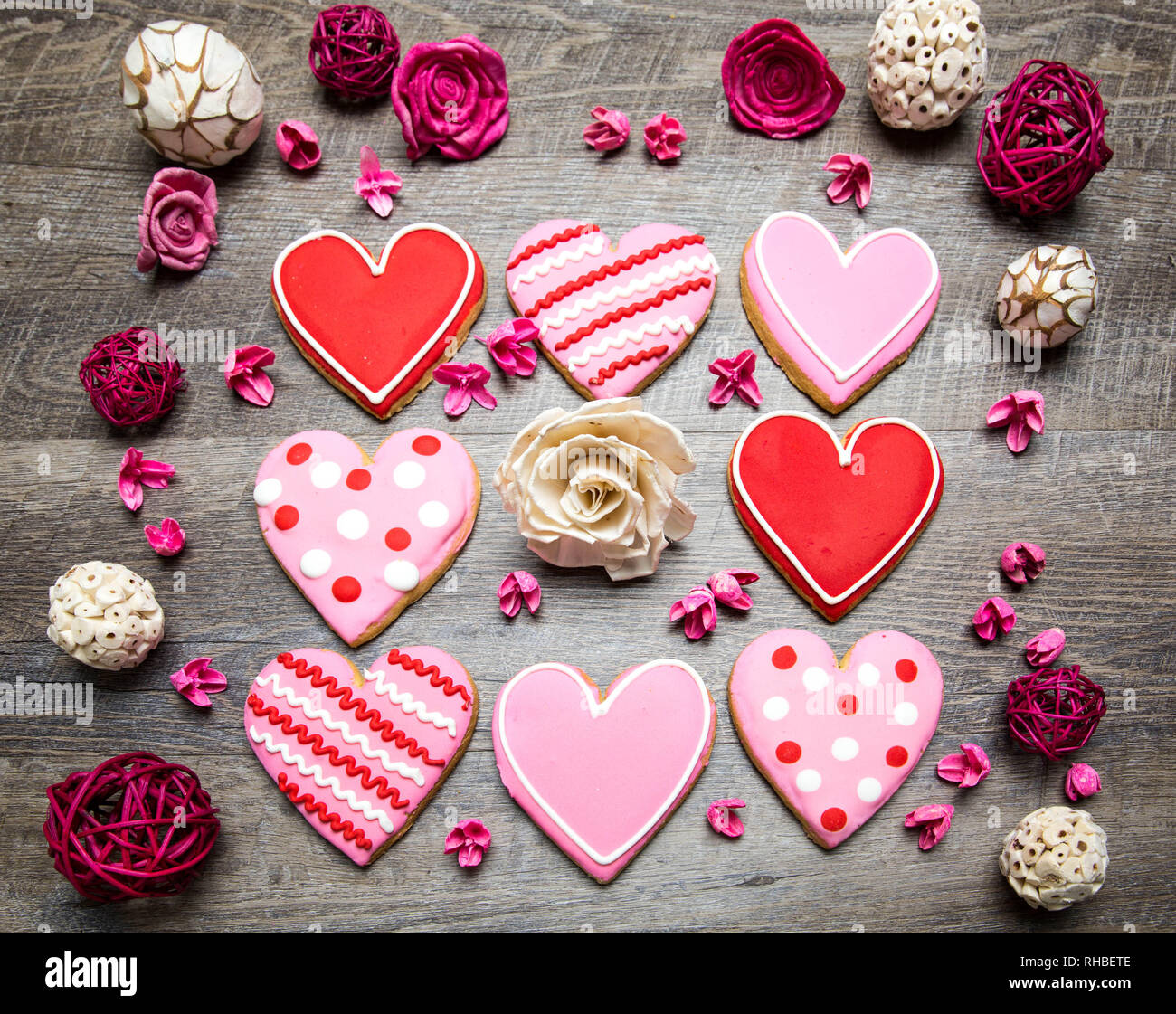 Les cookies en forme de cœur sur un fond de bois rustique, d'une Saint Valentin. Valentines Day background Banque D'Images