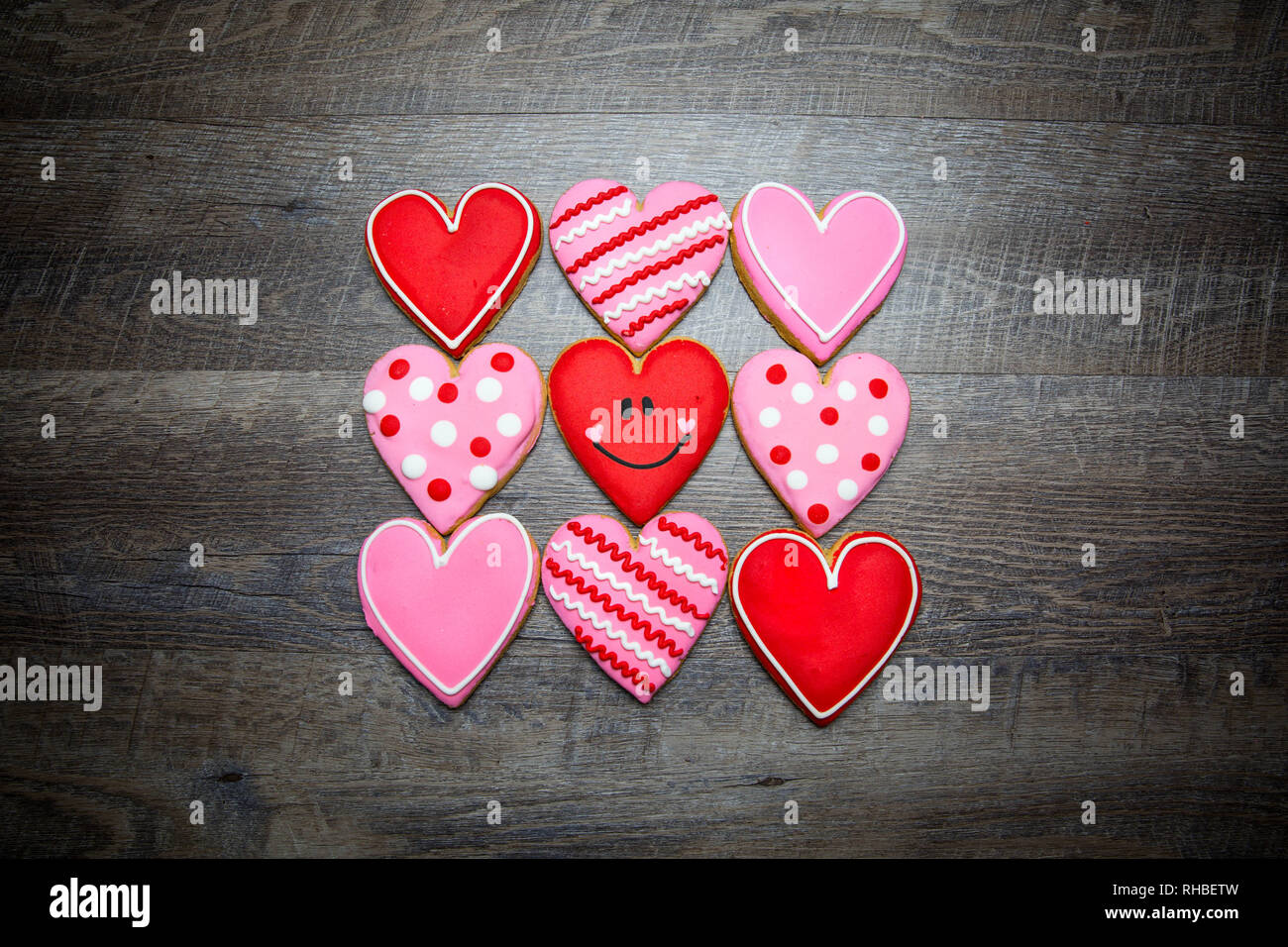 Les cookies en forme de cœur sur un fond de bois rustique, d'une Saint Valentin. Valentines Day background Banque D'Images