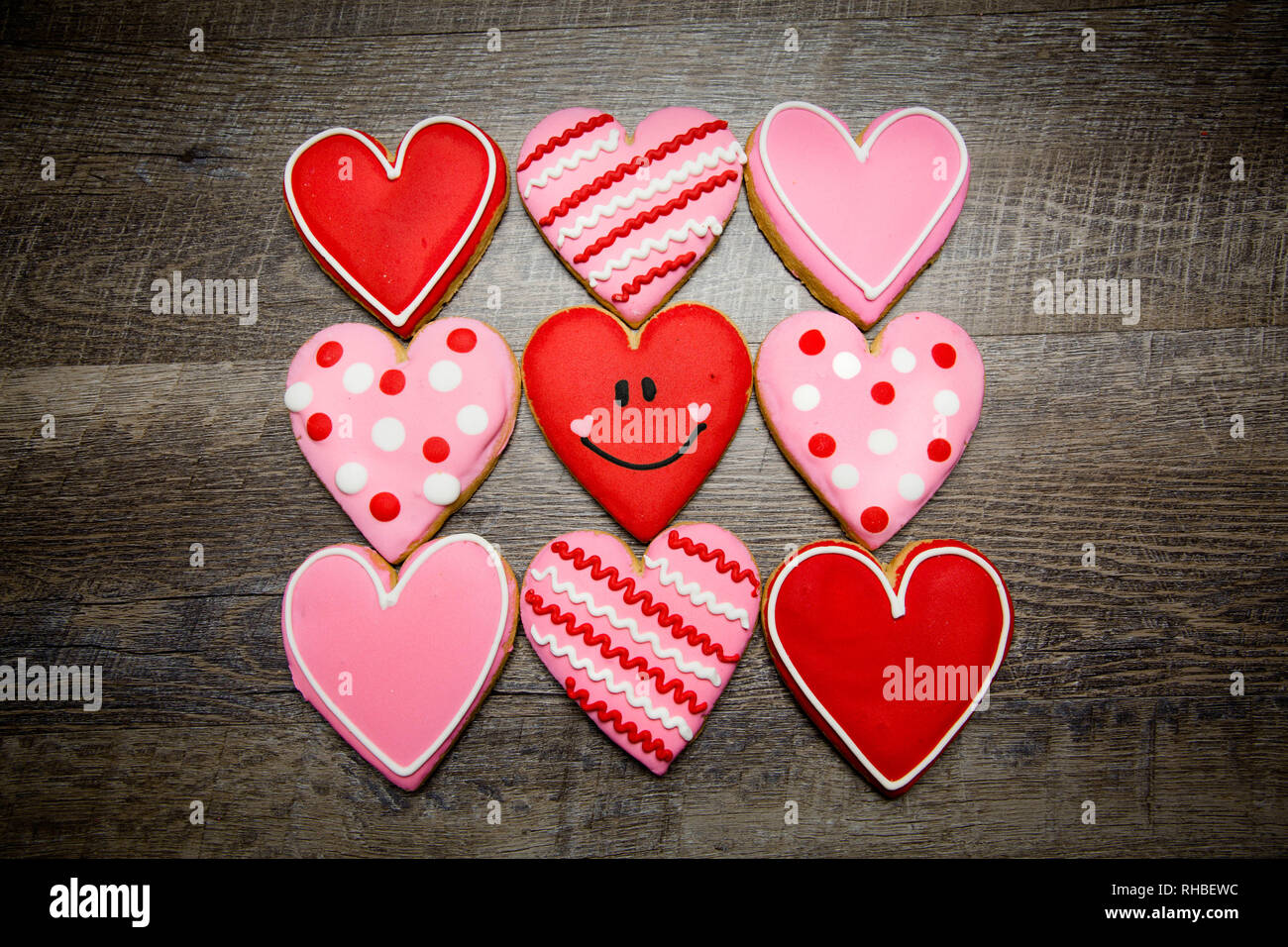 Les cookies en forme de cœur sur un fond de bois rustique, d'une Saint Valentin. Valentines Day background Banque D'Images