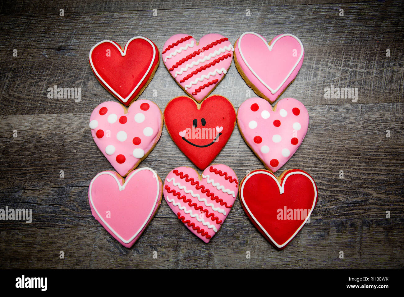Les cookies en forme de cœur sur un fond de bois rustique, d'une Saint Valentin. Valentines Day background Banque D'Images