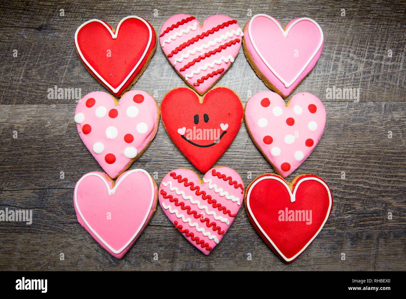 Les cookies en forme de cœur sur un fond de bois rustique, d'une Saint Valentin. Valentines Day background Banque D'Images