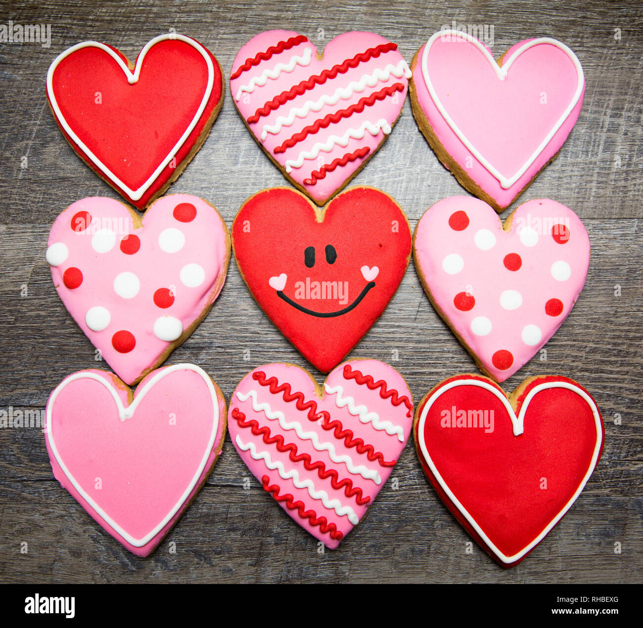 Les cookies en forme de cœur sur un fond de bois rustique, d'une Saint Valentin. Valentines Day background Banque D'Images