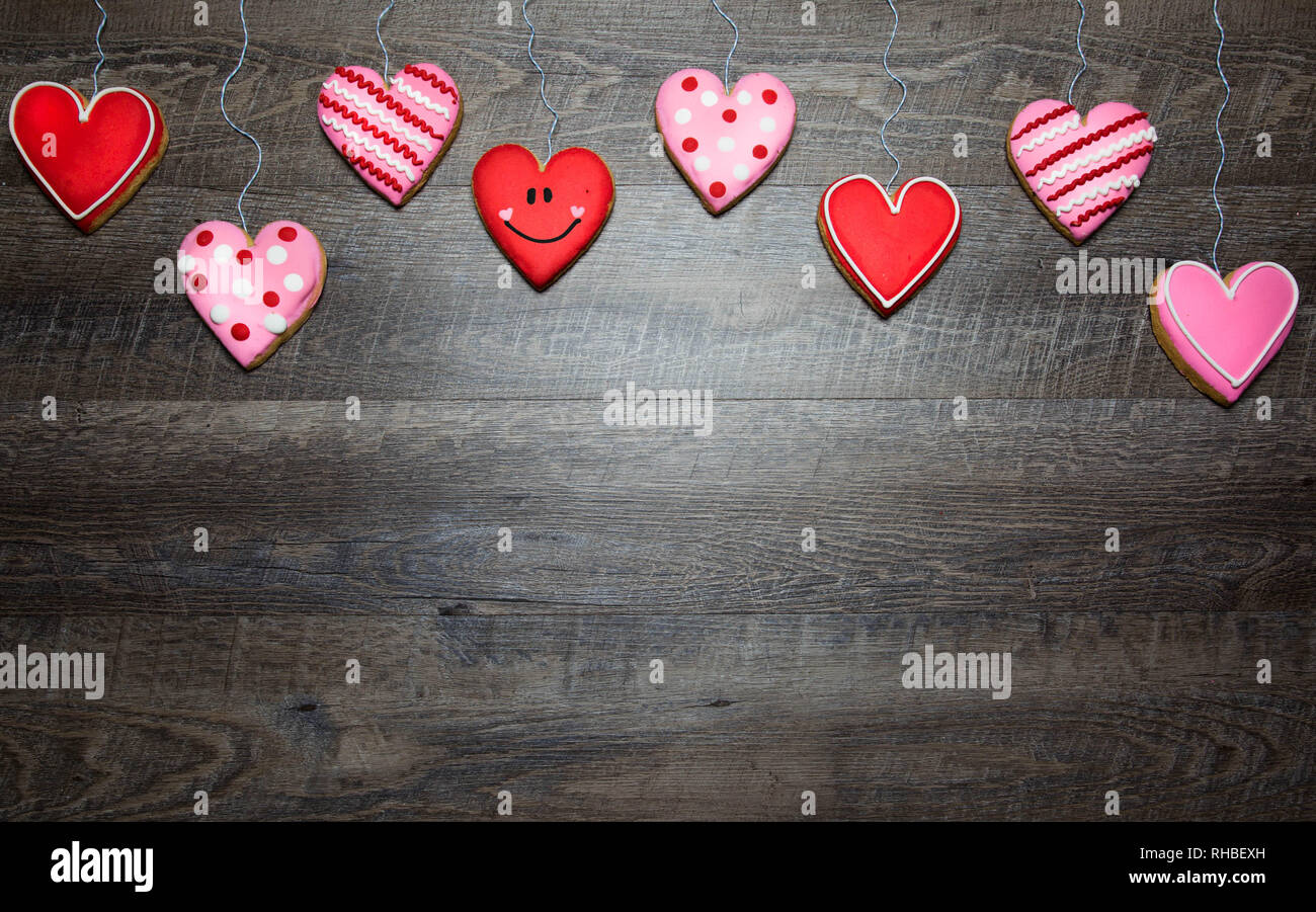 Les cookies en forme de cœur sur un fond de bois rustique, d'une Saint Valentin. Valentines Day background Banque D'Images