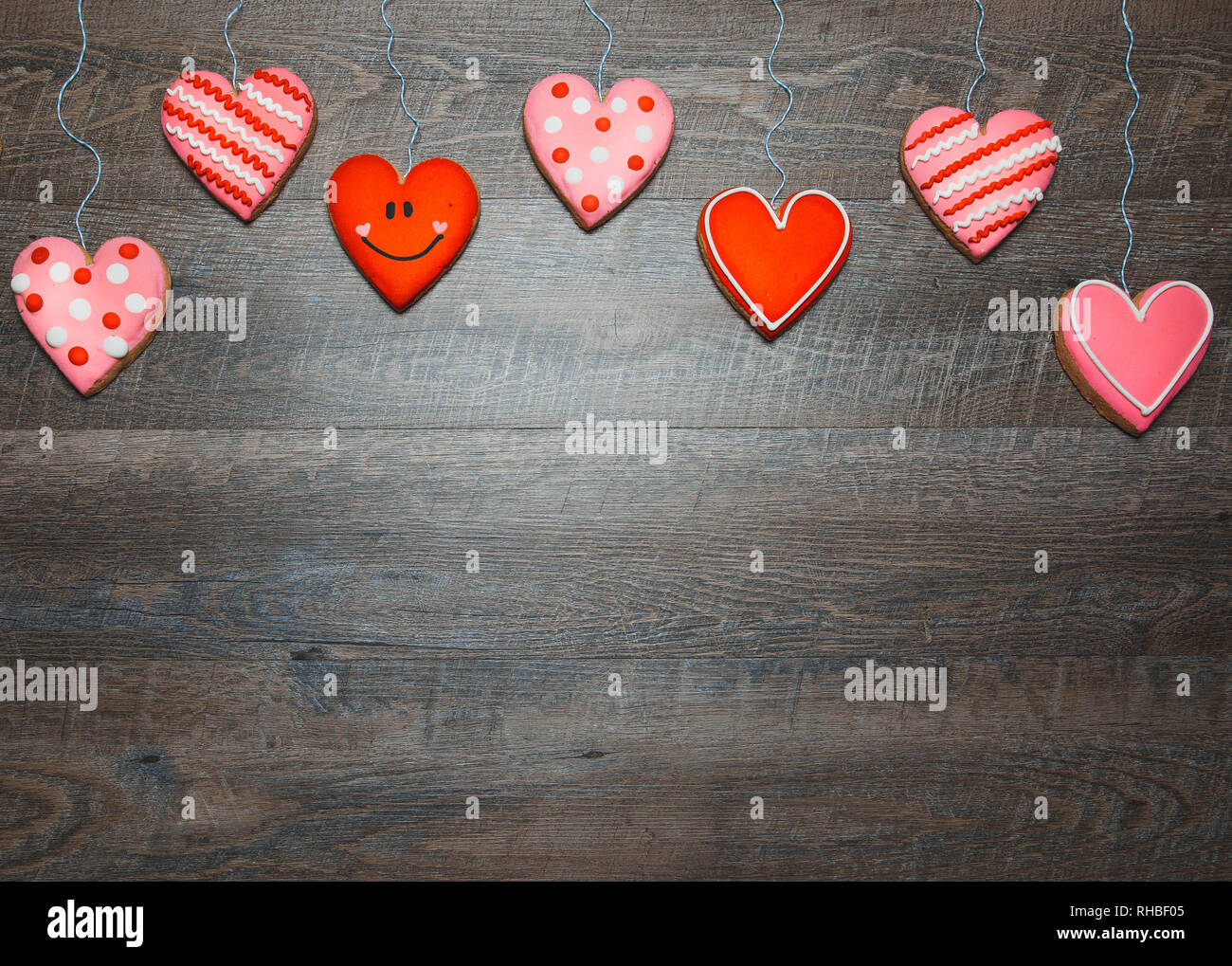 Les cookies en forme de cœur sur un fond de bois rustique, d'une Saint Valentin. Valentines Day background Banque D'Images
