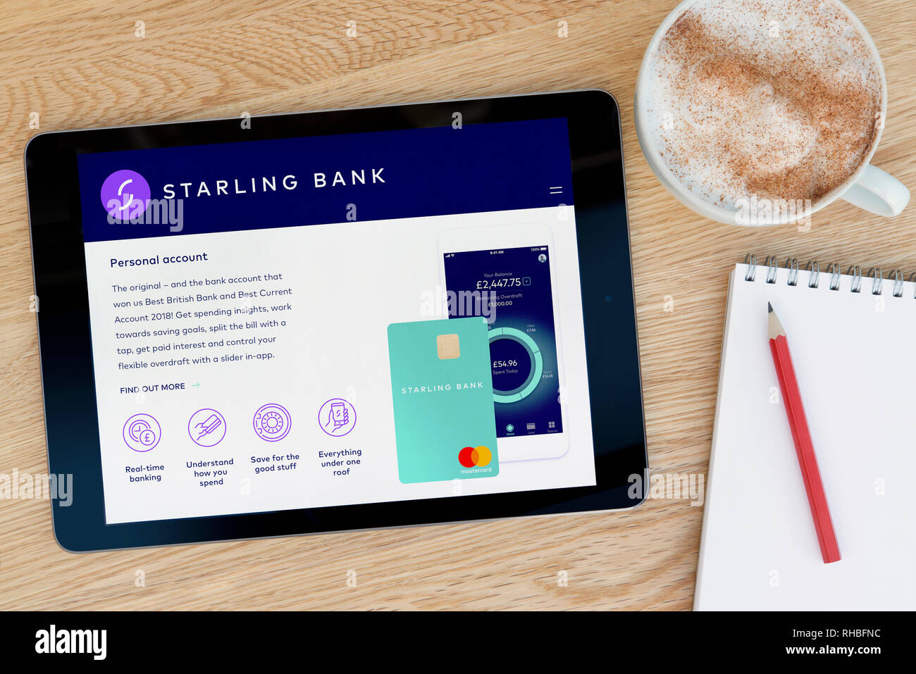 Le site internet de la Banque mondiale dispose de Starling sur un iPad tablet device qui repose sur une table en bois à côté d'un bloc-notes (usage éditorial uniquement). Banque D'Images