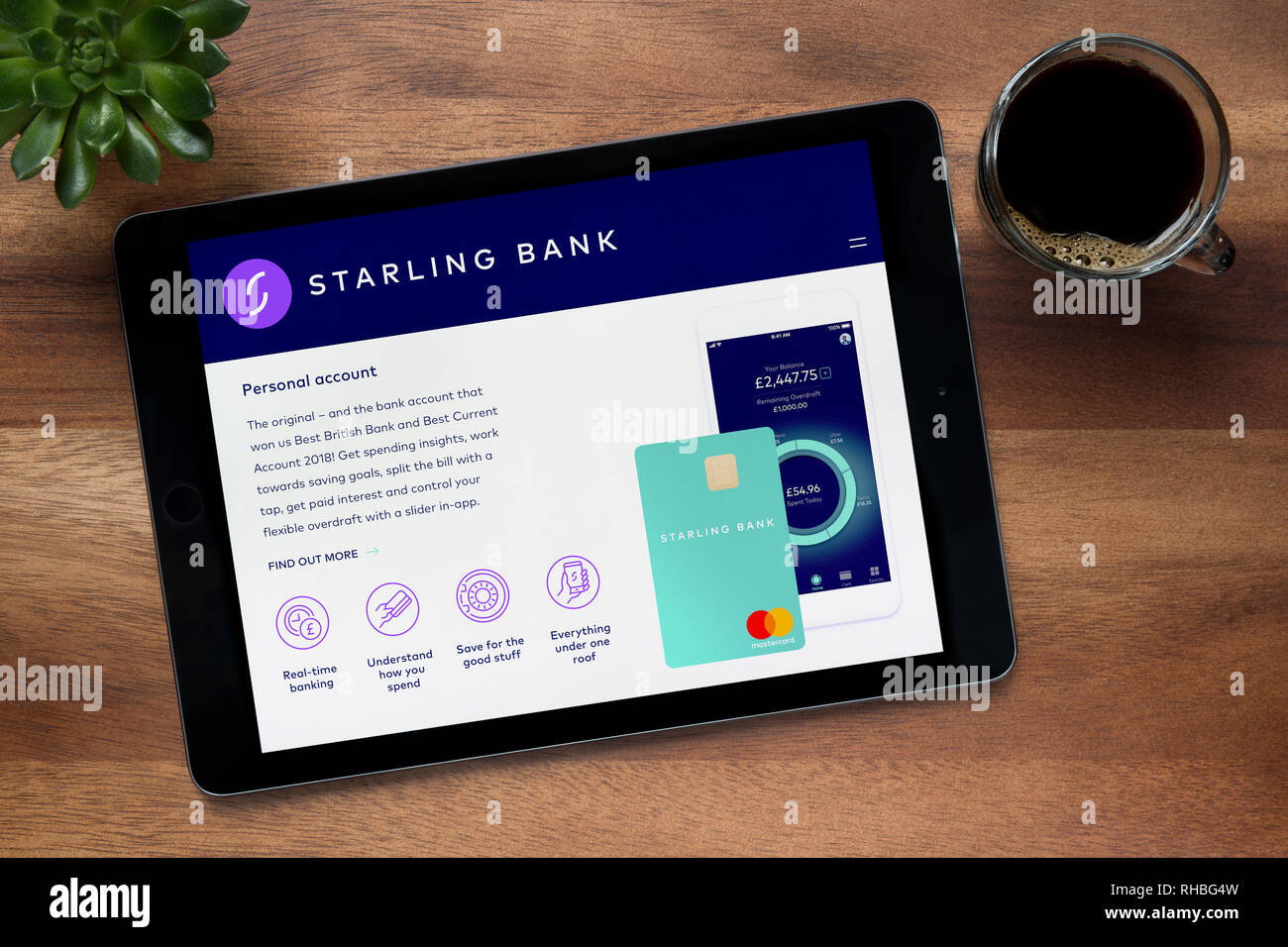 Le site web de banque Starling est vu sur un iPad tablet, sur une table en bois avec une machine à expresso et d'une plante (usage éditorial uniquement). Banque D'Images