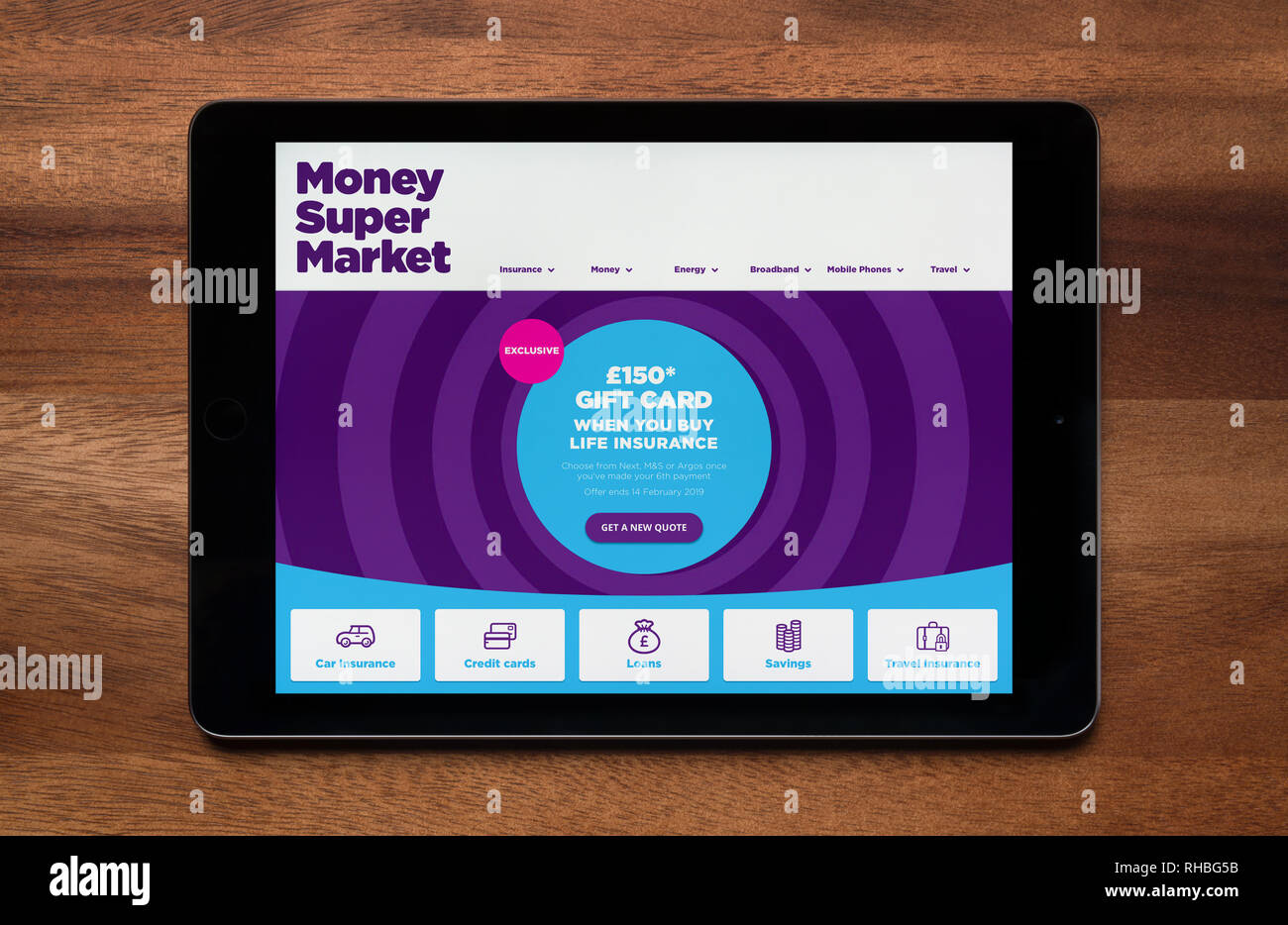 Le site internet de MoneySuperMarket est vu sur un iPad tablet, qui repose sur une table en bois (usage éditorial uniquement). Banque D'Images