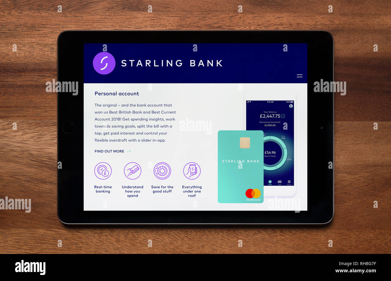 Le site web de banque Starling est vu sur un iPad tablet, qui repose sur une table en bois (usage éditorial uniquement). Banque D'Images