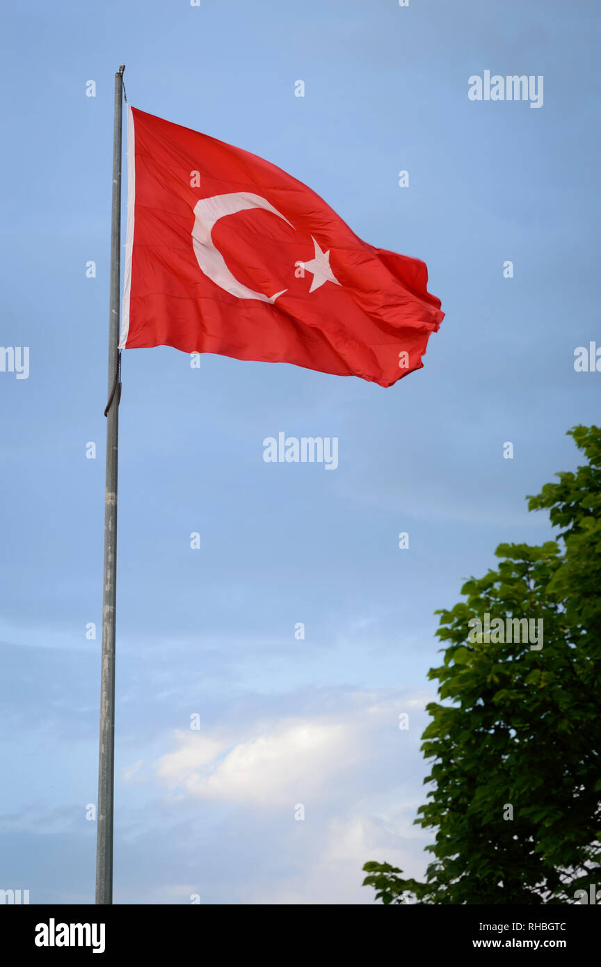 Le drapeau national de la Turquie au ciel bleu Banque D'Images