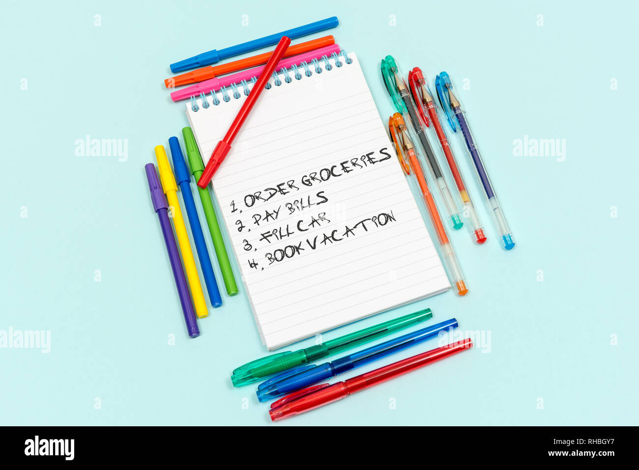 Liste des tâches à effectuer. Modèle blanc bordée d'entouré de plumes avec liste de texte sur papier Banque D'Images