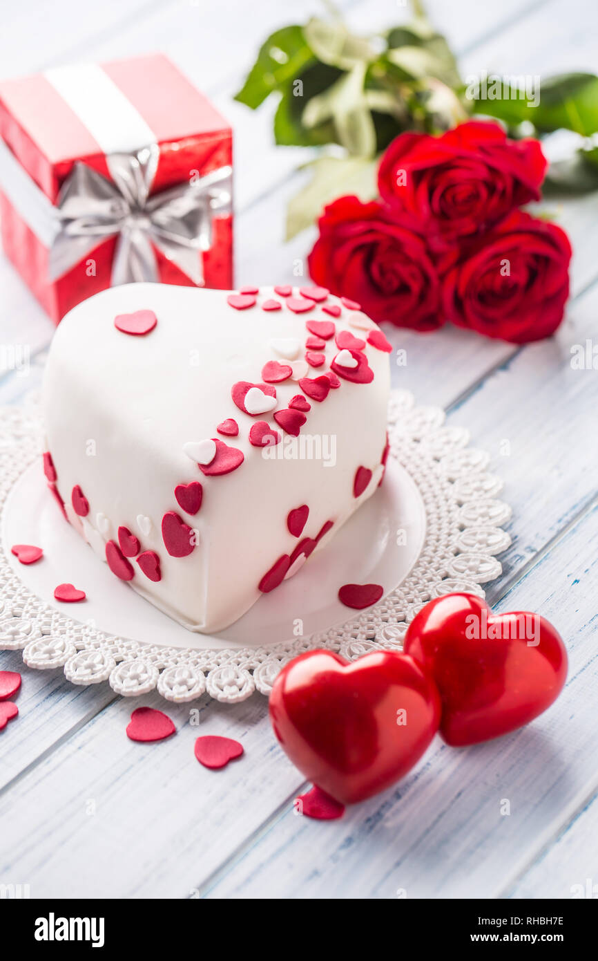 Wedding Cake Red Rose Petals Banque De Photographies Et D Images A Haute Resolution Alamy