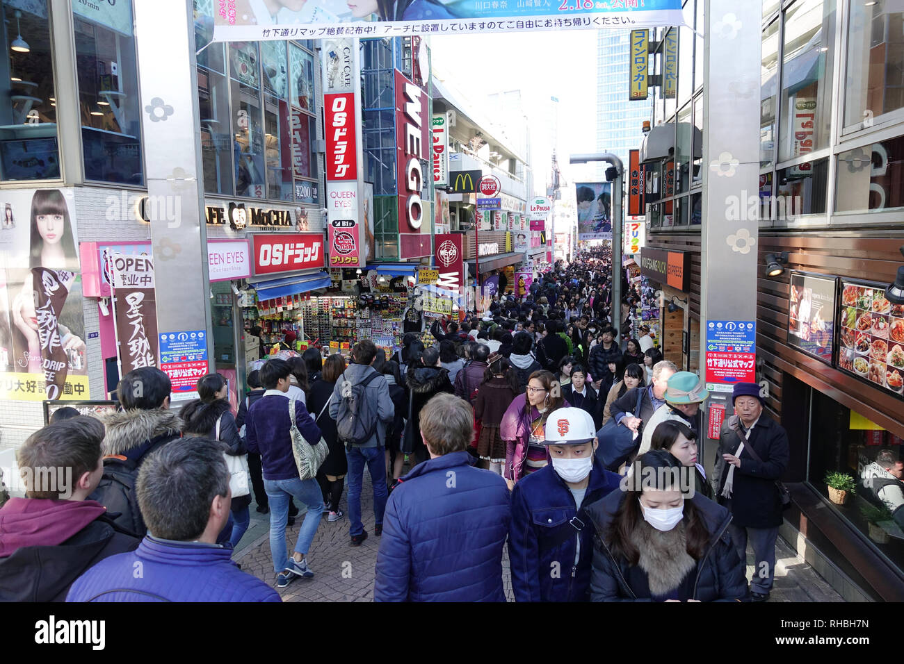 Takeshita Street est une rue piétonne commerçante bordée de belles boutiques, cafés et restaurants à Harajuku à Tokyo, Japon. Banque D'Images