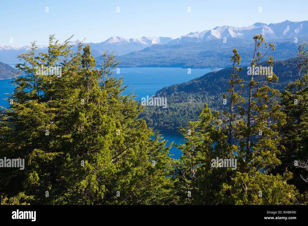 Vue sur les lacs de montagne Campanario et aux beaux jours, le Parc National Nahuel Huapi. San Carlos de Bariloche, Argentine, Patagonie Banque D'Images