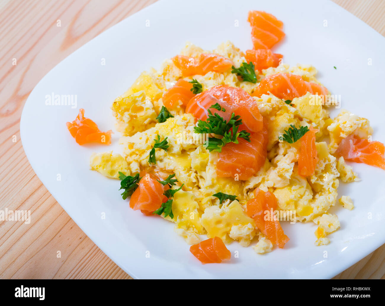 Délicieux saumon fumé omelette aux verts - plat traditionnel de la cuisine norvégienne on white plate Banque D'Images