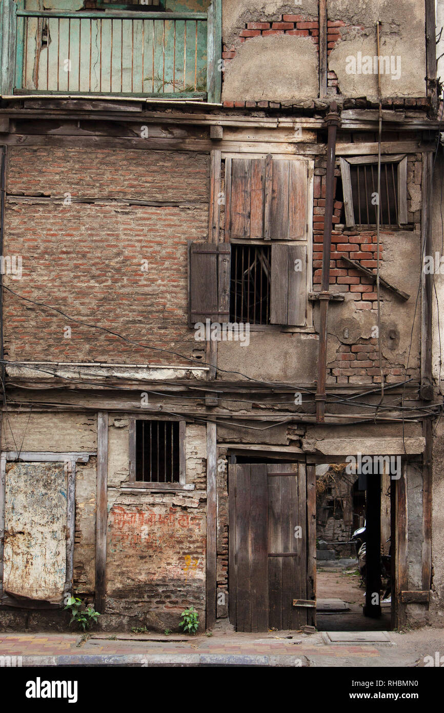Vieux bâtiment délabré à Pune, Maharashtra, Inde Banque D'Images