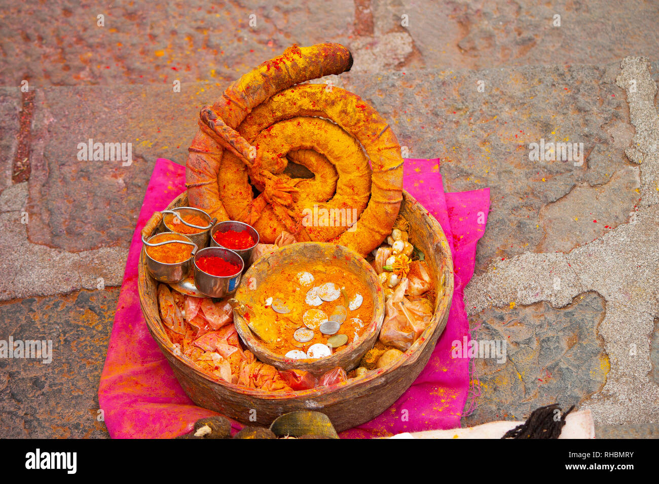 Offres de couleur safran, Jejuri, Maharashtra, Inde Banque D'Images