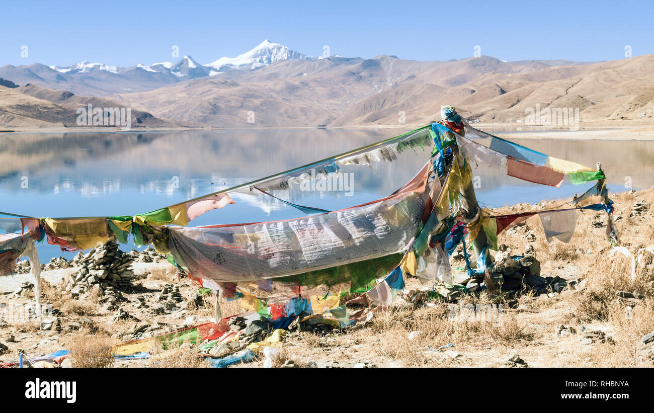 Drapeaux de prière tibetains au lac Yamdrok, Tibet Banque D'Images Drapeaux de prière tibetains au lac Yamdrok, Tibet Banque D'Images
